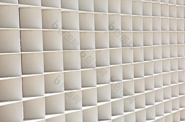 一系列的白色正方形用作墙