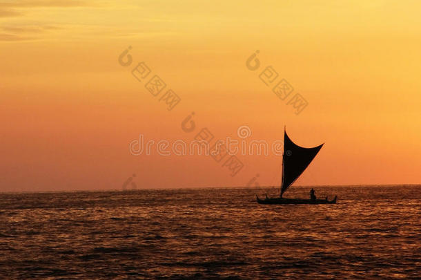 小帆船轮廓帆船背景燃烧橙色夕阳