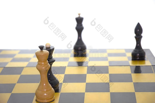 象棋垫子。结束国际象棋比赛。白色背景