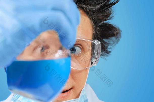 科学家用蓝色液体检查烧瓶