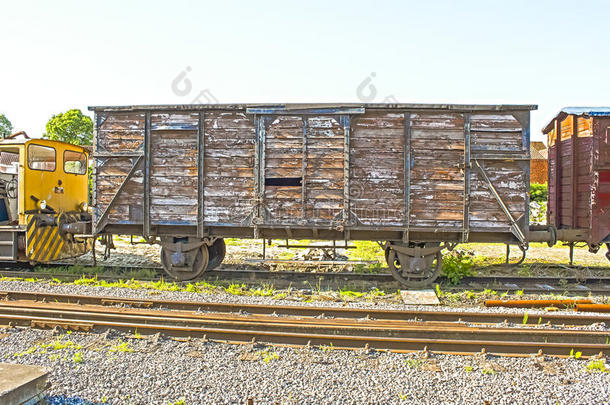 铁轨上的老式火车车厢