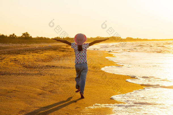 快乐活泼的孩子在海里嬉戏嬉戏。