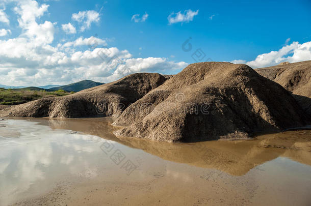 泥火山上的雨水湖