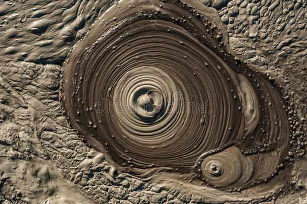 泥泡从泥泞的火山爆发