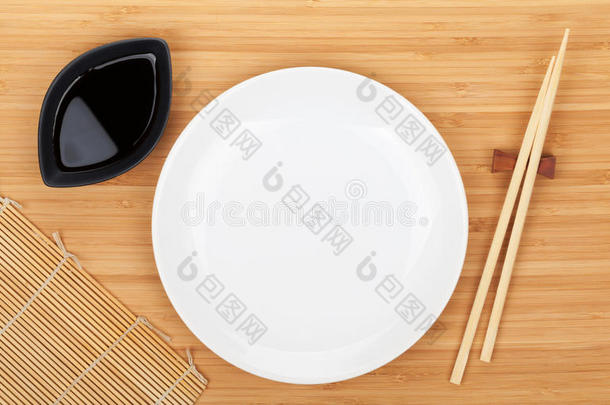 空盘子，寿司筷子和酱油