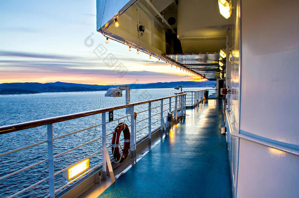 游轮甲板和海洋景观