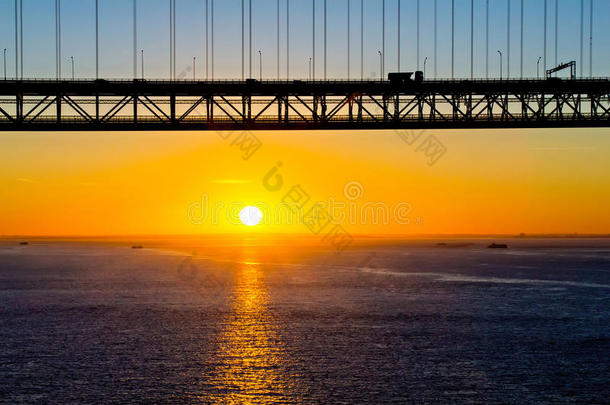 日出与四月二十五号桥的剪影
