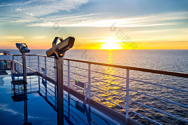 游轮甲板、海洋和日出景色