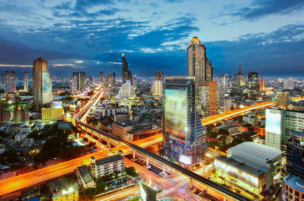曼谷的城市景色在暮色中，城市里的交通