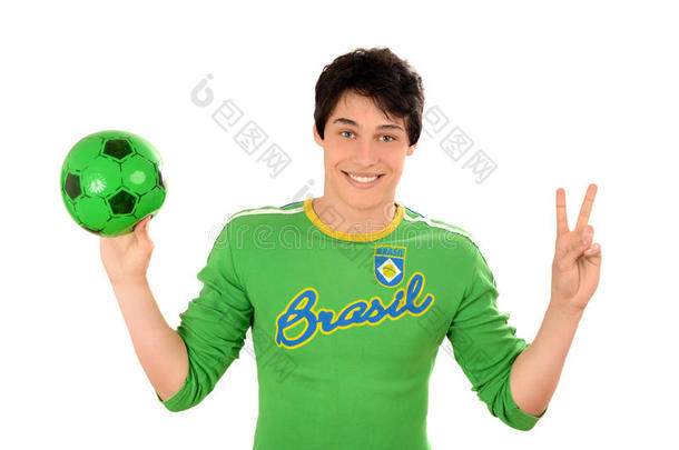 快乐的巴西男人手里拿着一个足球，为巴西队<strong>赢得</strong>了胜利。