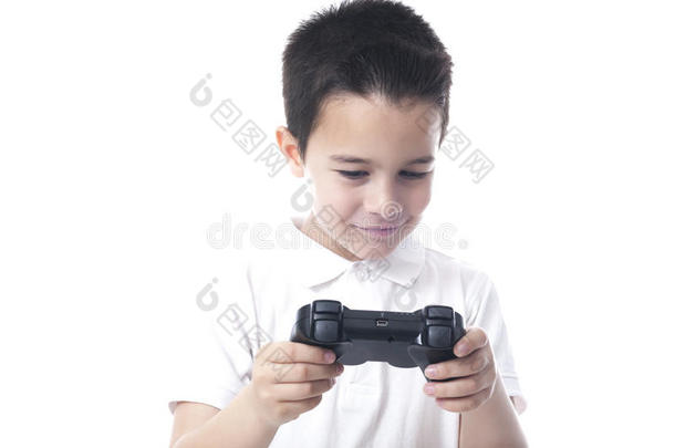 手里拿着游戏控制器的孩子往下看。