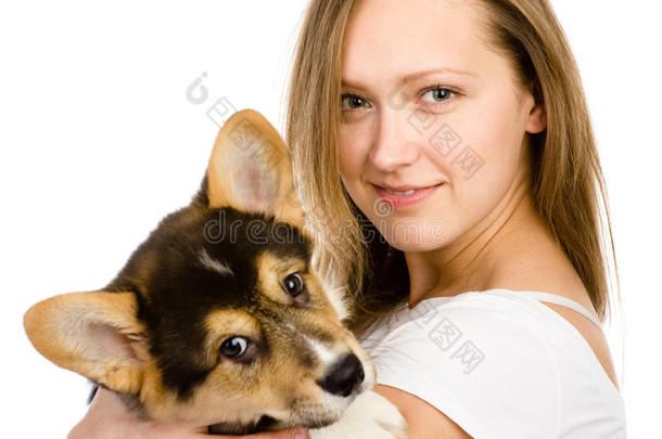 科吉小狗和年轻女孩。