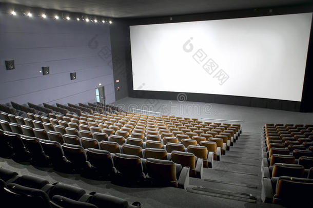 现代影院内部配有座椅和屏幕