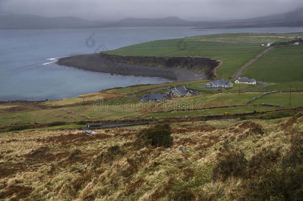 爱尔兰海岸上空的雨云和绿色景观。