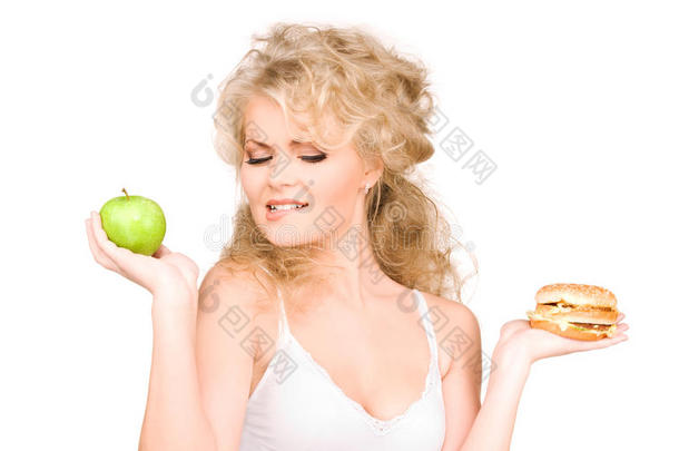 女人在汉堡和苹果之间选择