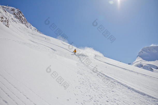 滑雪者在深粉，极端自由行