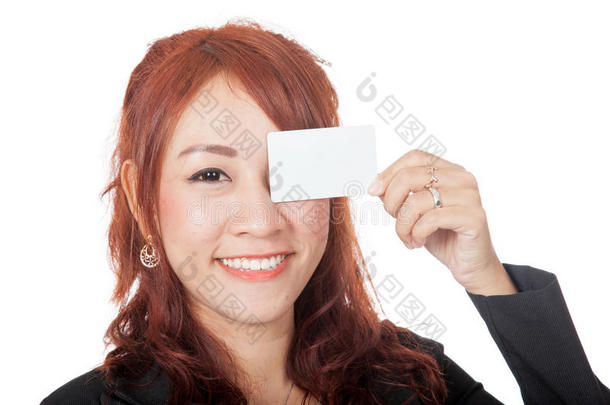 亚洲女职员用一张空白卡片闭上眼睛
