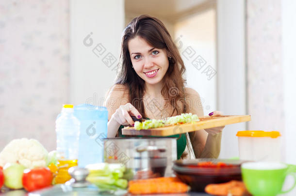 在厨房里做素菜沙拉的女人
