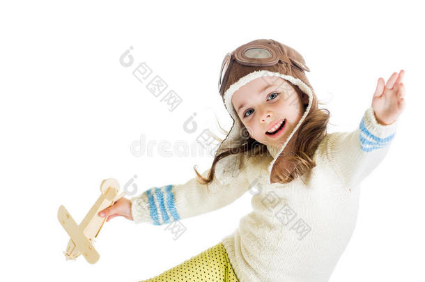 有趣的孩子打扮成飞行员，玩木制飞机玩具