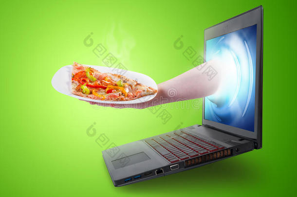 手拿着从笔记本电脑屏幕上出来的披萨片