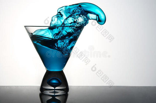 蓝色马提尼杯溅水