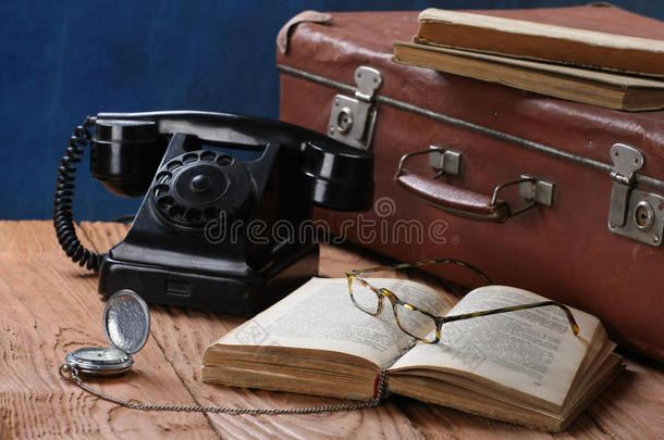 老式电话、手提箱、手表和旧书