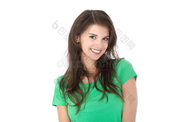 一幅迷人的浅褐色微笑女子的独立画像。