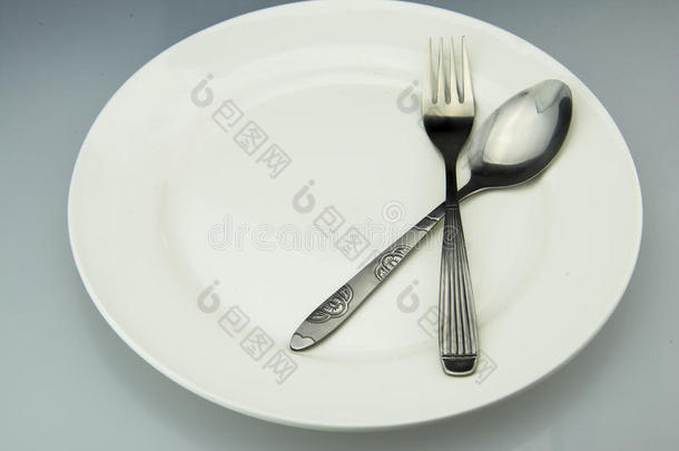 白色盘子和<strong>餐刀</strong>和餐叉