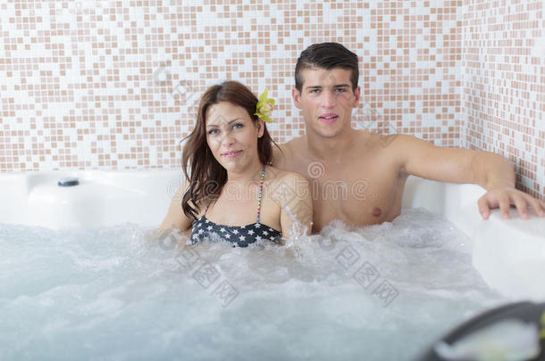 在热水浴缸里的情侣