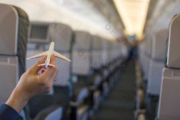 在一架大型飞机内用手握住飞机模型