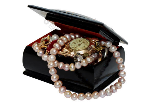 珠宝盒，白色背景上有珠子、珍珠和珠宝。