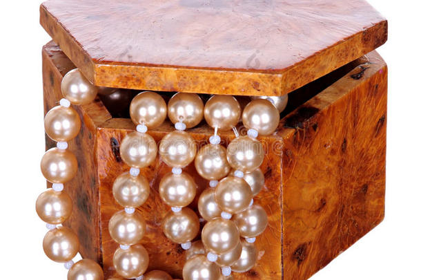 珠宝盒，白色背景上有珠子、珍珠和珠宝。