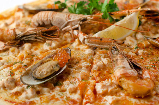 披萨配海鲜、鱼子酱、螃蟹