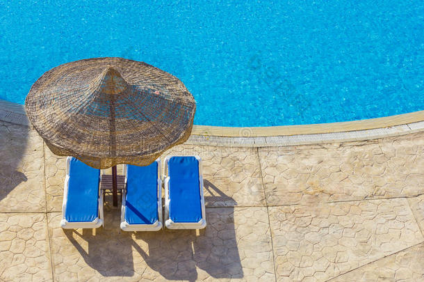 游泳池，沙滩伞和埃及的红海