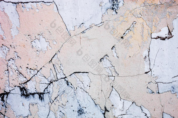 开裂的混凝土表面有砂质棕褐色油漆残留