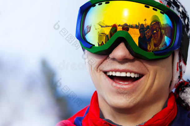 快乐微笑滑雪板运动员在滑雪面具肖像