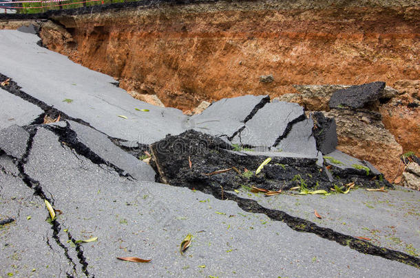 泰国清莱地震断路