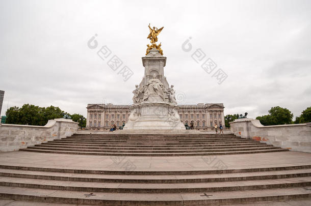 伦敦白金汉宫前的维多利亚女王纪念馆