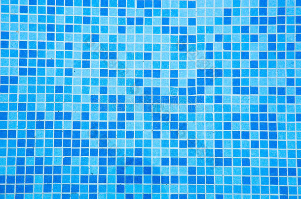蓝色瓷砖池底