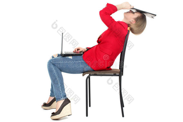 辛苦工作后，女人在电脑上放松