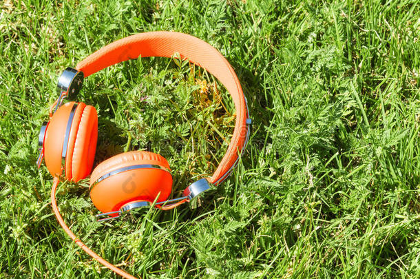 充满活力的橙色有线耳机