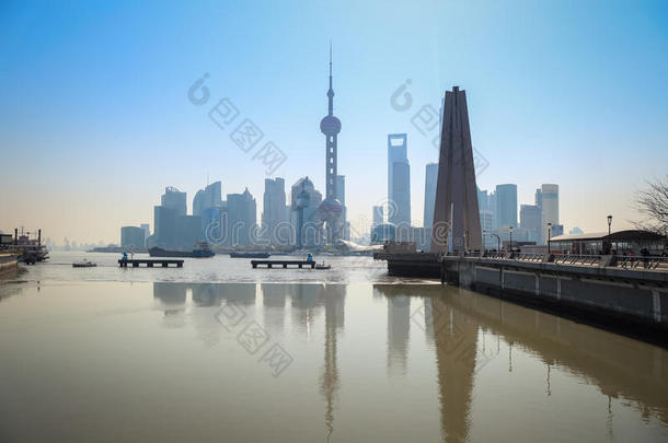 上海<strong>天际线</strong>在河面上的倒影