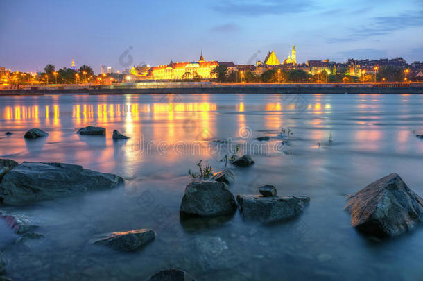 从河边看华沙的夜景