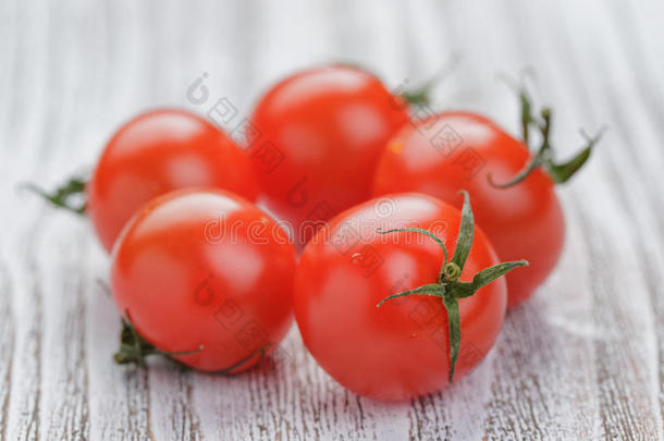 <strong>白漆</strong>木桌上的樱桃西红柿