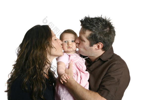 妈妈和爸爸亲吻可爱的宝宝