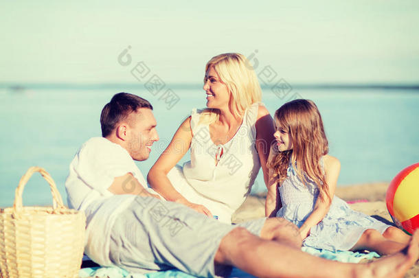 快乐的一家人在野餐