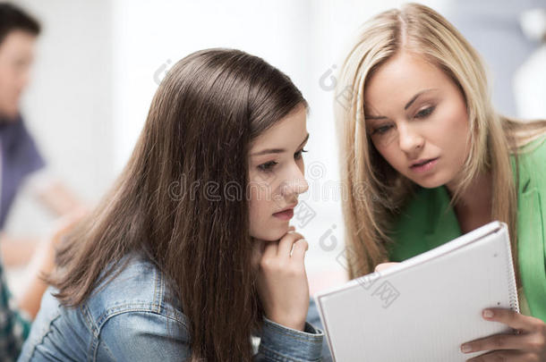 女学生在学校看笔记本