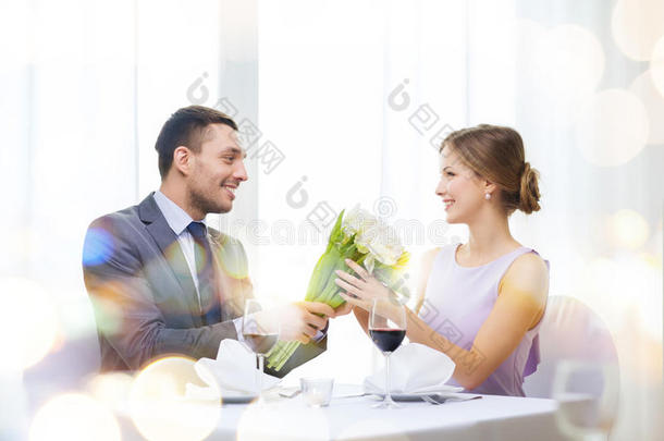 微笑的男子在餐厅送花
