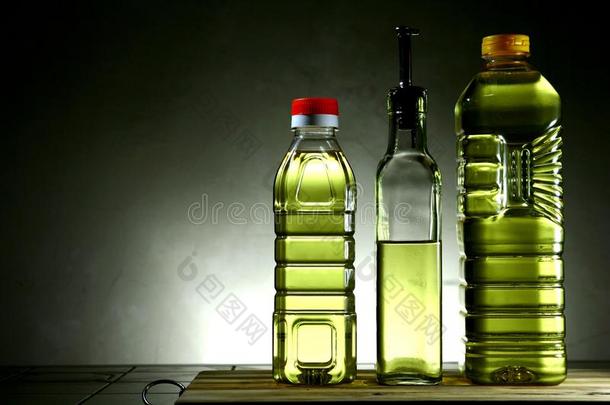 不同瓶装<strong>食用油</strong>