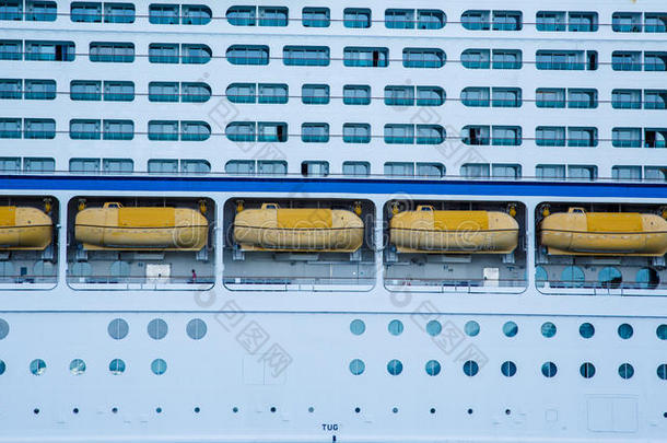 阳台和舷窗之间的黄色救生艇